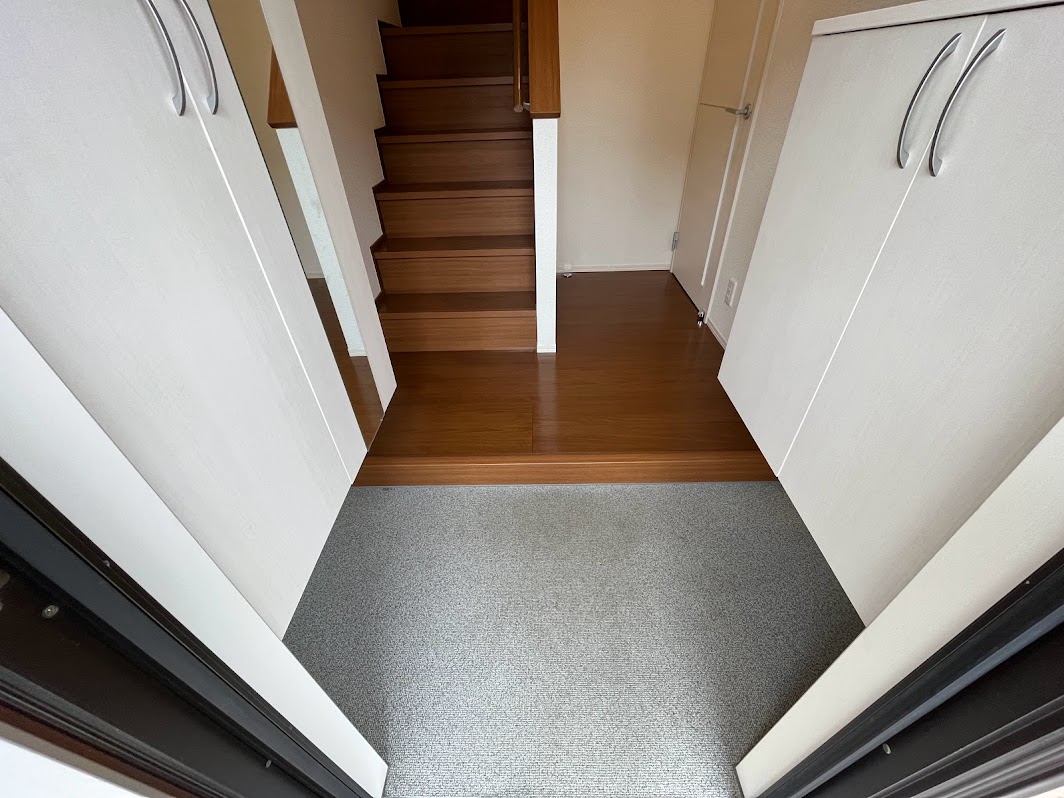 玄関　※同建物の別のお部屋の写真です。