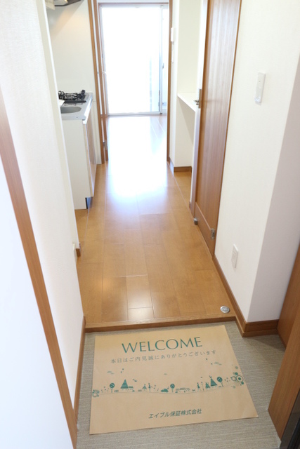 玄関　※写真は他号室です