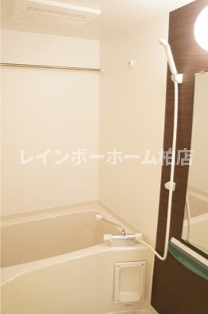 バス・シャワールーム　落ち着いた空間のお風呂です