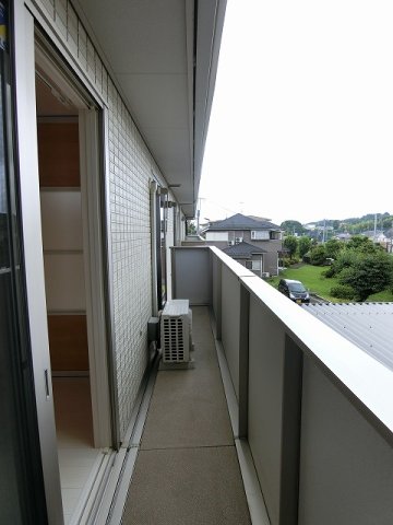 バルコニー　バルコニーは南西向きなので、お洗濯物はお昼からでも乾きそう♪