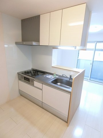 キッチン　白を基調としたシステムキッチンです！場所を取るお鍋やお皿もす