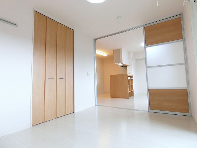 その他部屋・スペース　南西向き洋室6.1帖☆クローゼットがあります♪お洋服の多い方