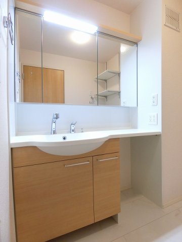 洗面設備　角度の変えられる3面鏡付きの洗髪洗面化粧台です♪朝のバタバタ