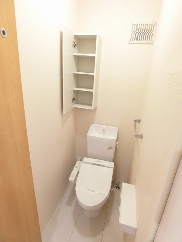 トイレ　トイレは温水洗浄便座付き♪人気のバストイレ別です♪小物を置け