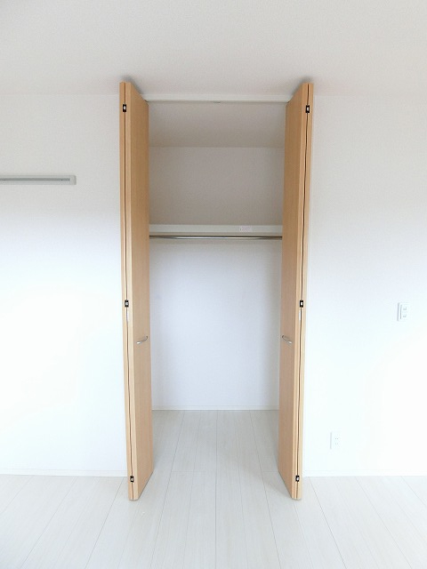 収納　洋室6.1帖のお部屋にあるクローゼットです♪お洋服もしわにな