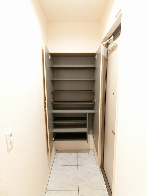 玄関　シューズボックス付きで玄関すっきり片付きます！お客様もスムー