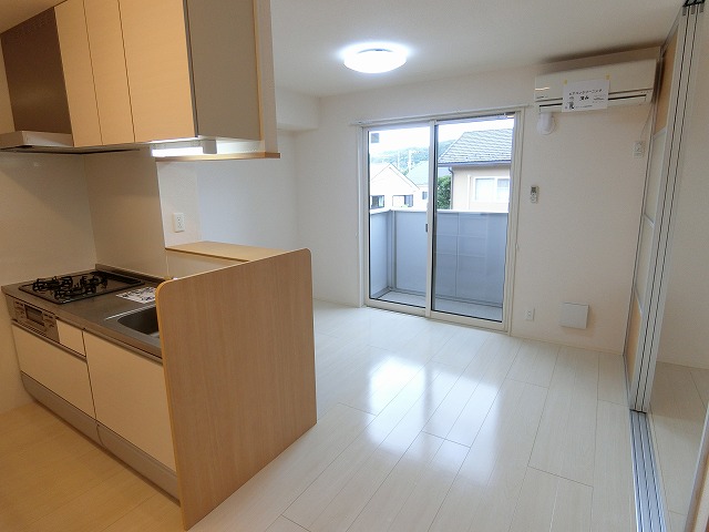 居室・リビング　南西向きリビングダイニングキッチン10帖☆バルコニーに繋がる