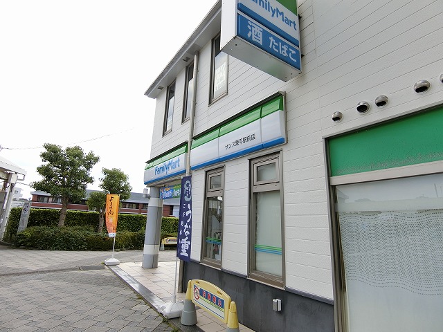コンビニ　ファミリーマートサンズ栗平駅前店（コンビニ）まで650m
