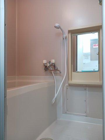 バス・シャワールーム　落ち着いた空間のお風呂です