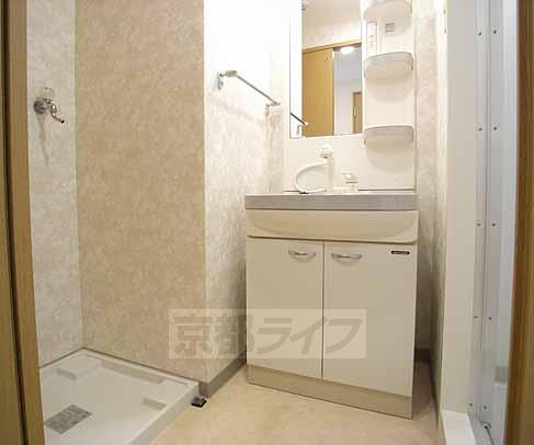 洗面設備　シャンプードレッサー付きで朝シャンも楽々・