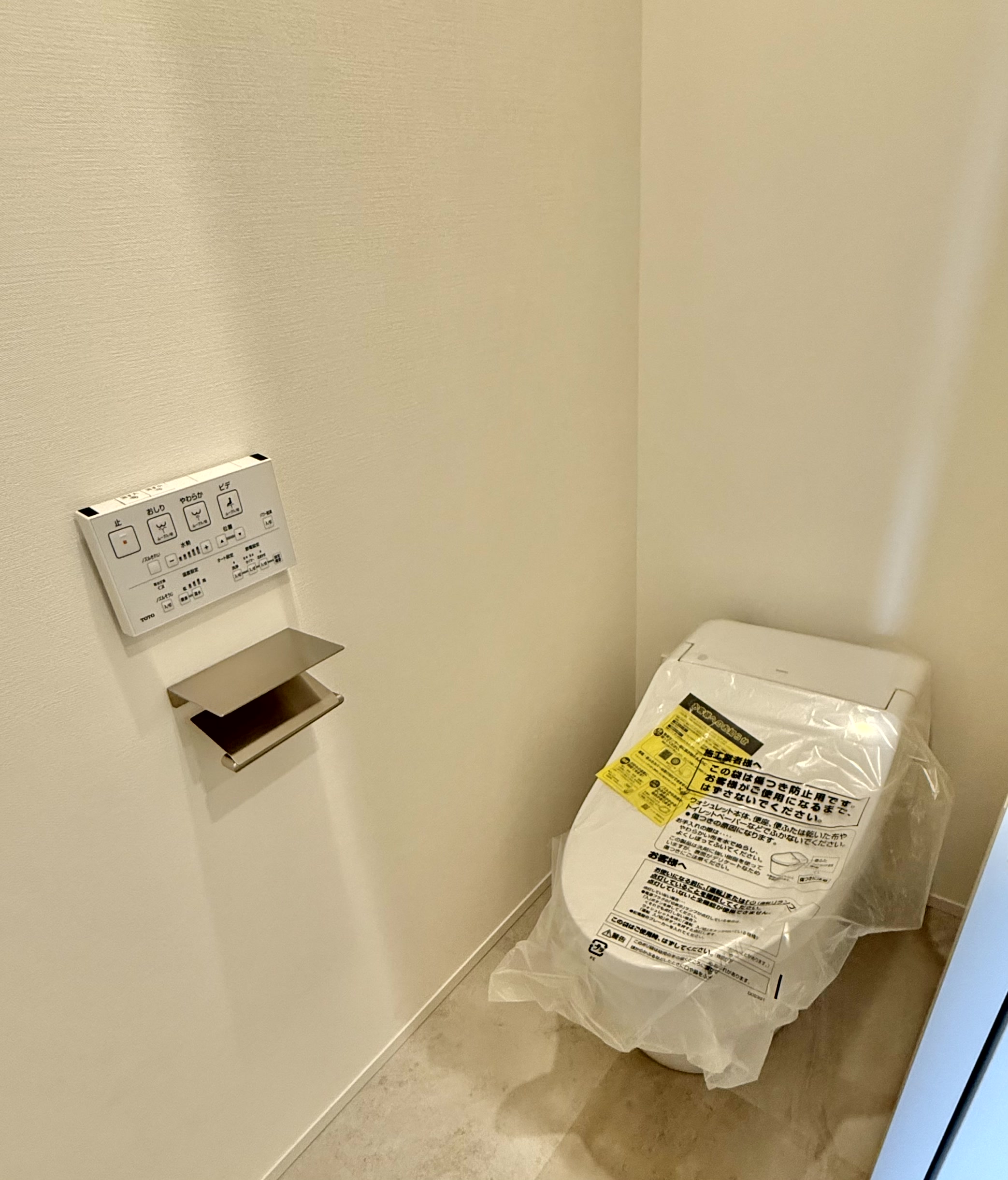 トイレ　バストイレ別。暖房洗浄便座。