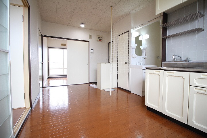 玄関　退去前のため、別部屋のお写真です。