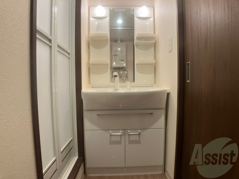 洗面設備　独立洗面台です。大きくてよいですね。シャンプーもできます！