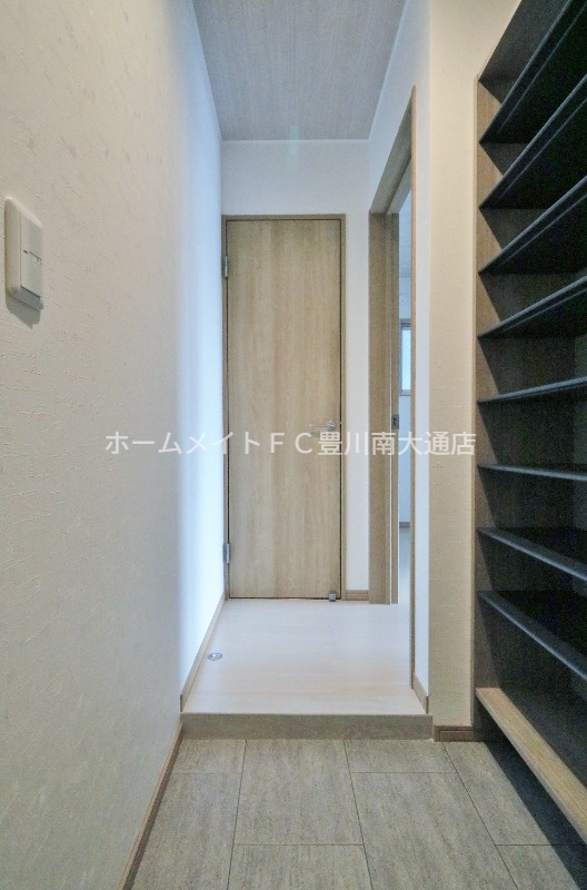 玄関　同型別部屋写真（反転）