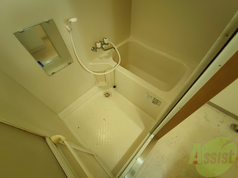 バス・シャワールーム　お風呂になります。一日の疲れを癒してくださいね。