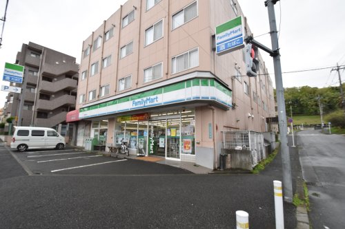 コンビニ　ファミリーマート 多摩連光寺店（コンビニ）まで302m