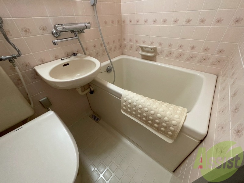 バス・シャワールーム　お風呂です。少し狭いですがシャワーするには十分ですね。