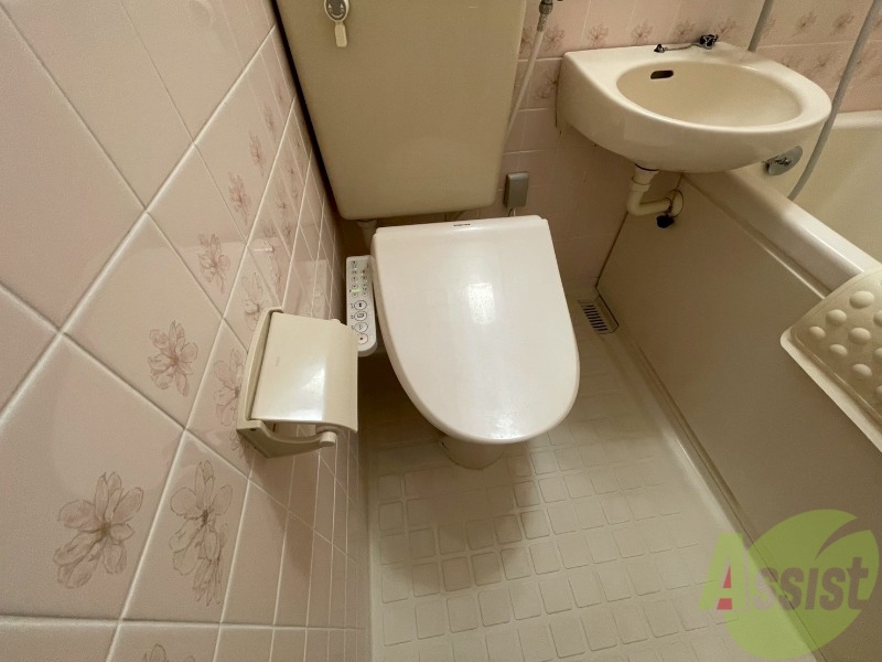 トイレ　ユニットバス内のトイレです。一人暮らしなら十分ですね。