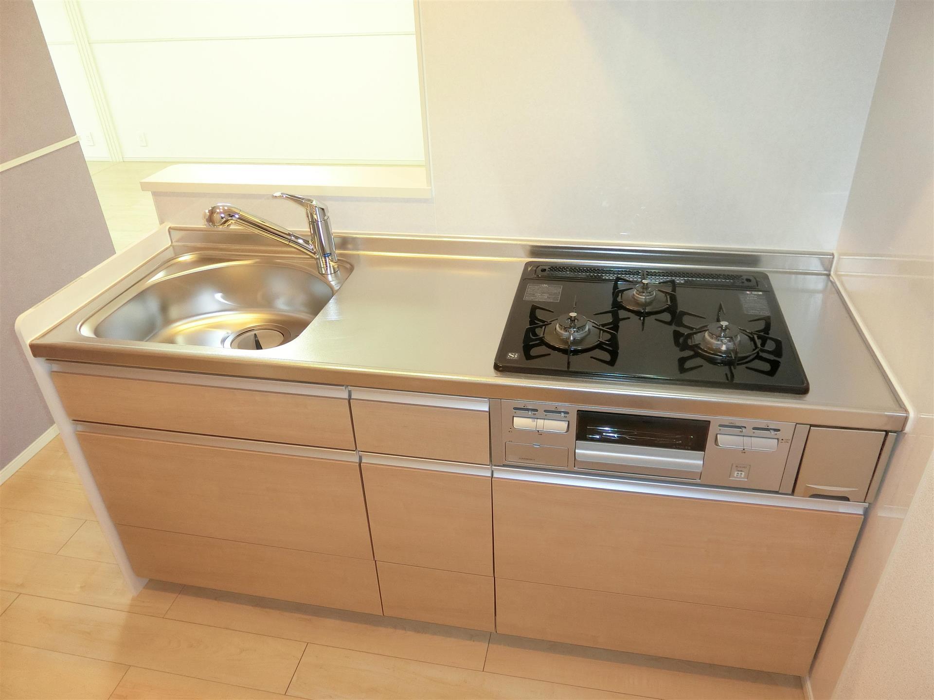 キッチン　3口ガスコンロ・グリル付きのシステムキッチン♪