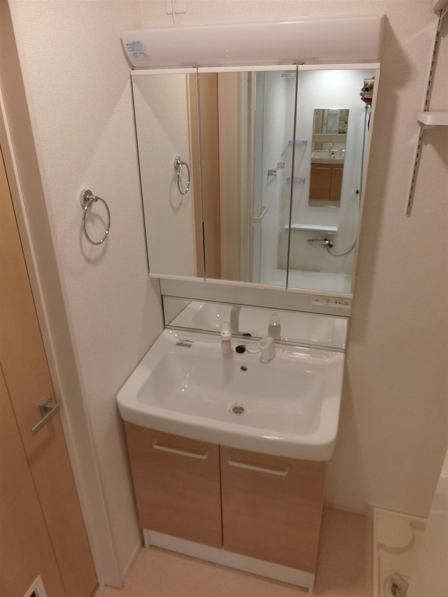 洗面設備　ヘアメイクもしやすい三面鏡のシャンプードレッサー♪