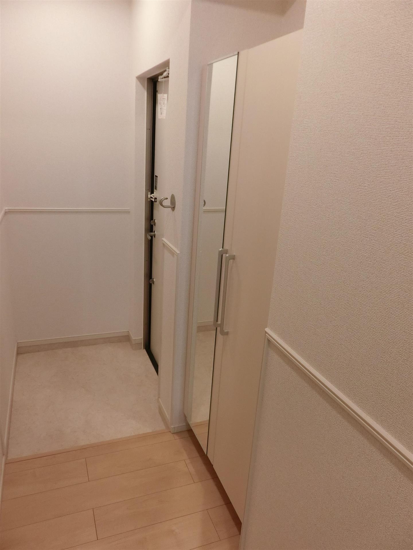 玄関　全身鏡付きのシューズボックス♪