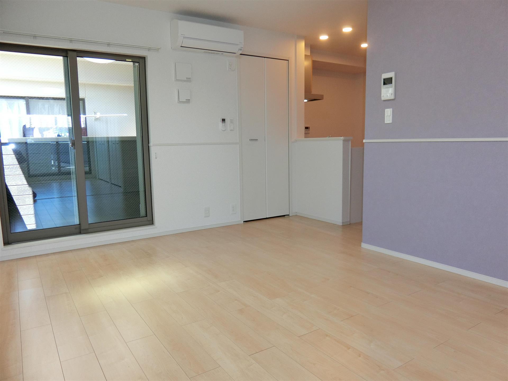 居室・リビング　おしゃれなアクセントクロスのリビング11.8帖♪