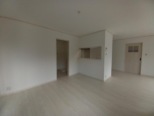 京阪本線 寝屋川市駅 バス乗車時間：13分 最寄りバス停で下車 徒歩4分 2階建 築1年の居間写真