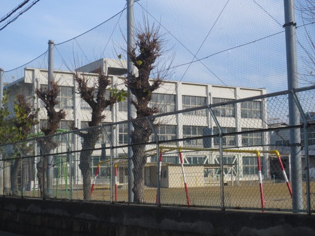 小学校　寝屋川市立東小学校（小学校）まで902m