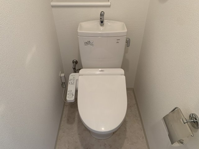 トイレ　落ち着いた色調のトイレです