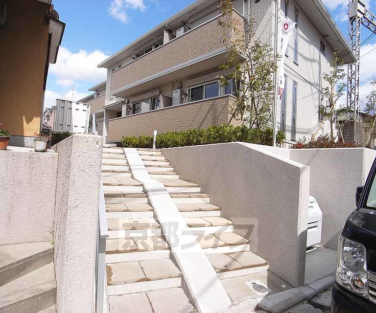 エントランス　道路より少し高いところに建っています。