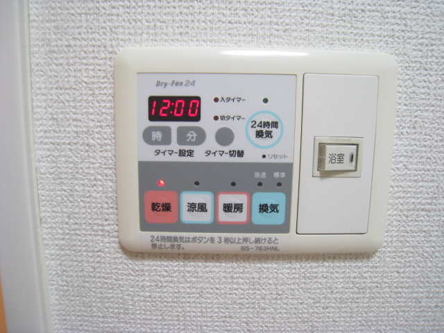 その他設備　雨天時のお洗濯にも便利な浴室乾燥機※同タイプ参考画像