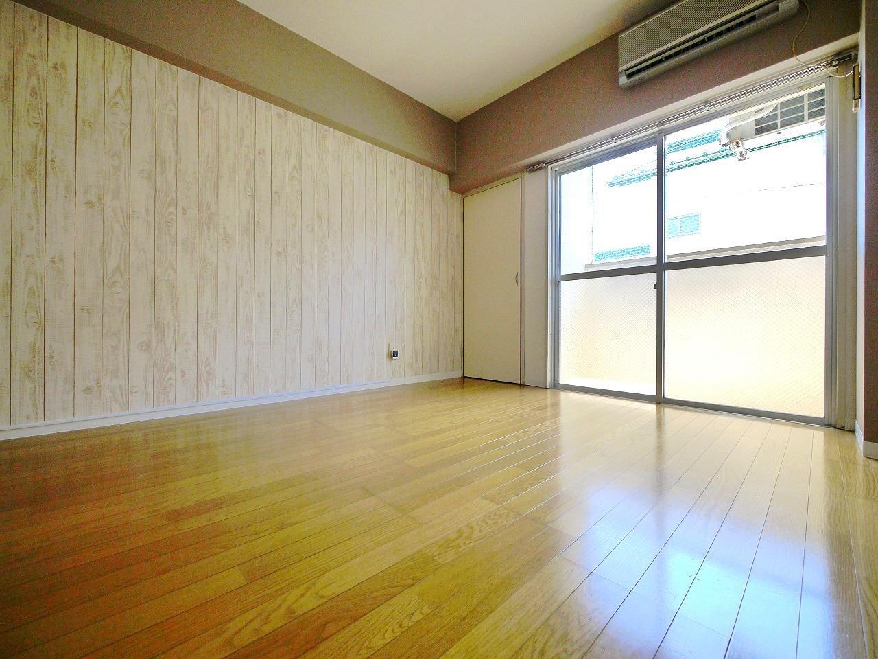 収納　大きい窓から明るい光が差し込みます