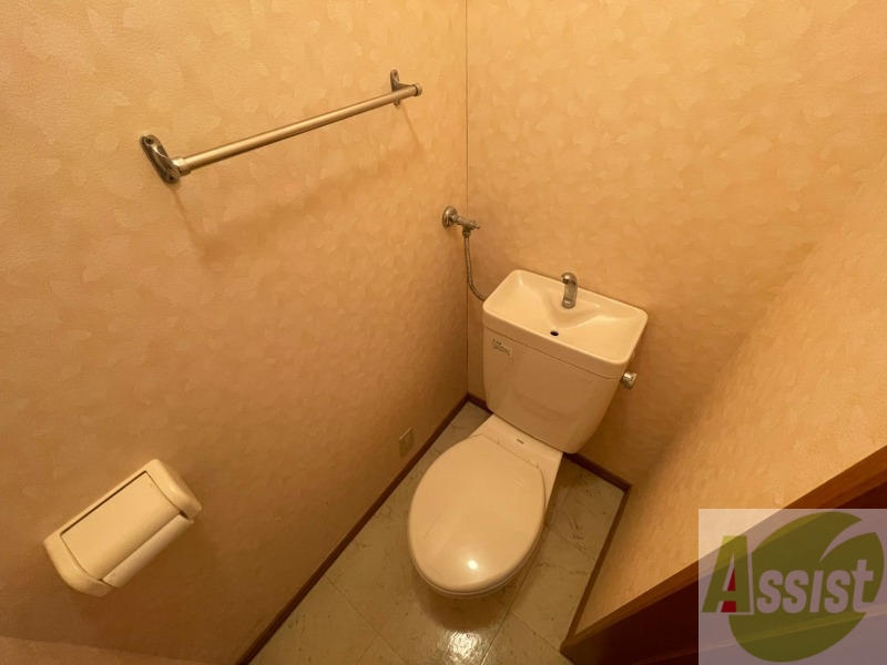 トイレ　トイレです。タオル掛けもついて便利ですね。