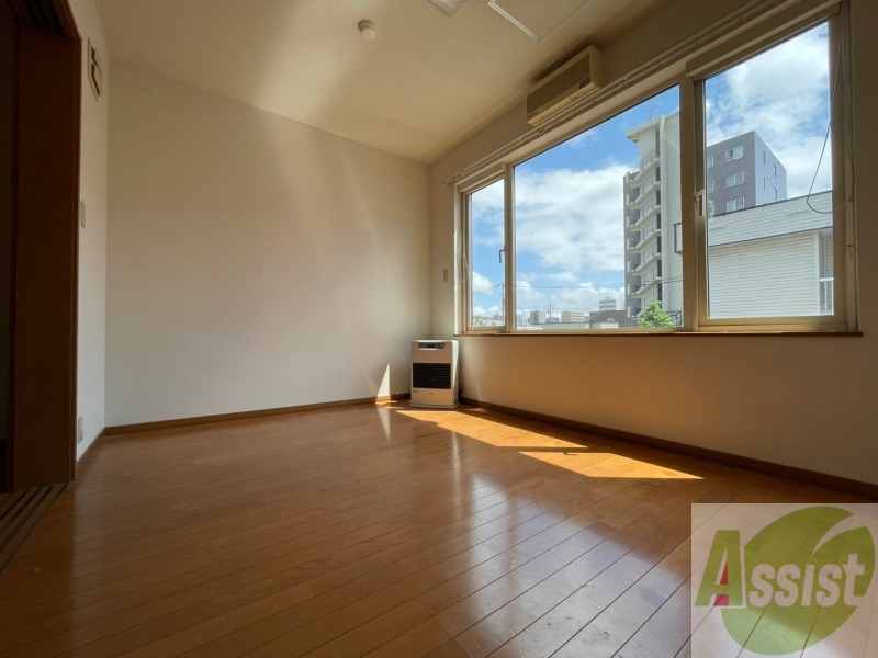 その他部屋・スペース　寝室はこちらです。光が差し込む、温かみのあるお部屋です。