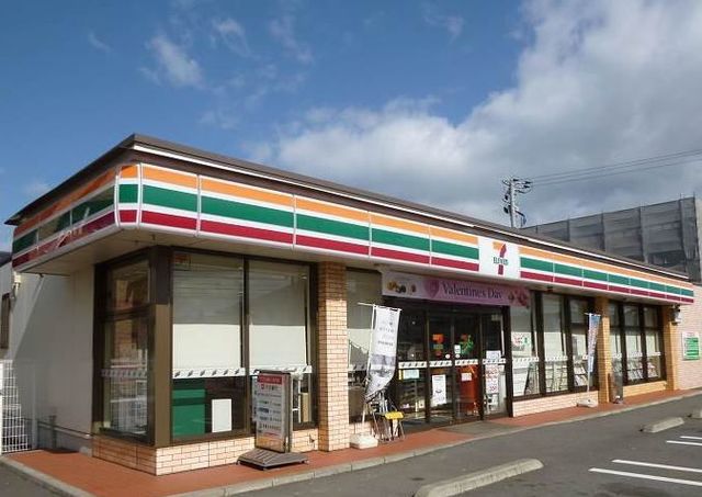 コンビニ　セブンイレブン（コンビニ）まで700m