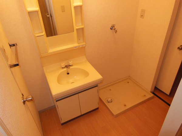 洗面設備　脱衣所※写真は別号室の参考写真です。