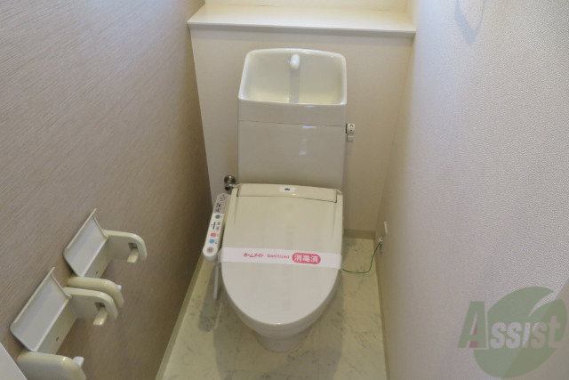 トイレ　温水洗浄便座付きです。これで過ごしやすいですね！