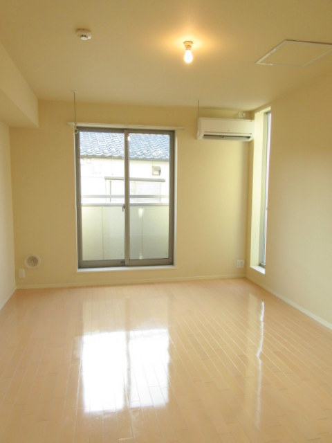居室・リビング　キレイなフローリングのお部屋です