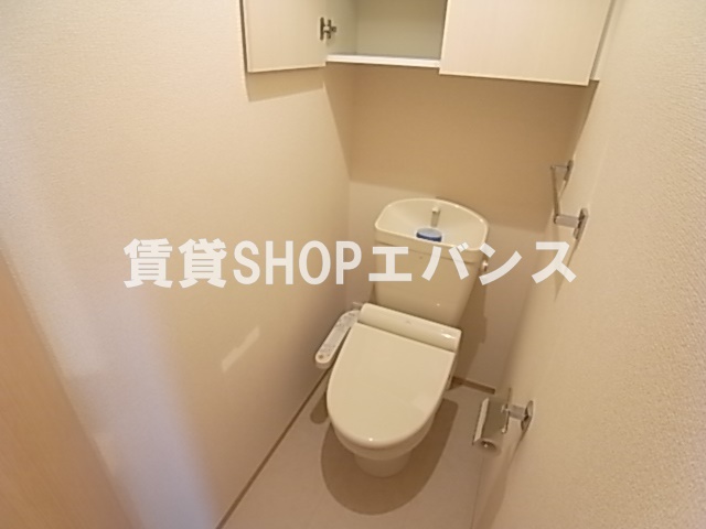 トイレ　落ち着いた色調のトイレです
