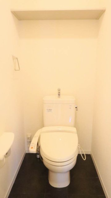 トイレ　掲載写真は同型モデルを掲載しており実際のお部屋と仕様等が異な