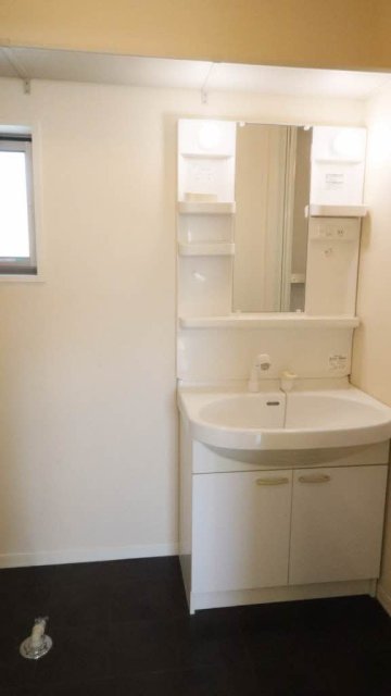 洗面設備　掲載写真は同型モデルを掲載しており実際のお部屋と仕様等が異な