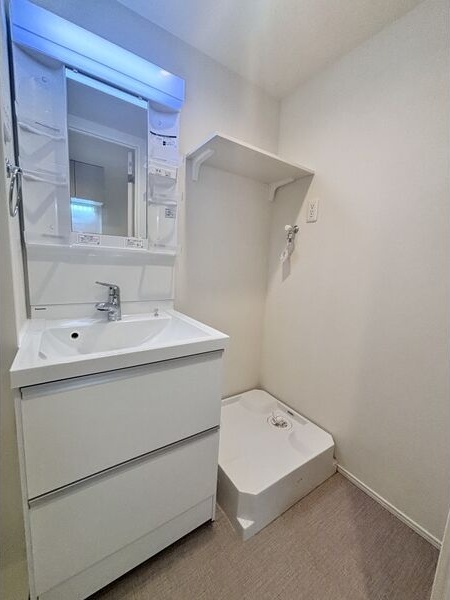 洗面設備　※写真は同じマンションの違う部屋のものになります。
