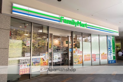コンビニ　ファミリーマート オペラシティサンクンガーデン店（コンビニ）まで471m