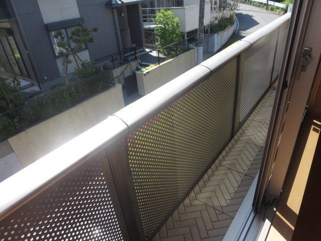 バルコニー　★お布団くらいならなんとか干せます★