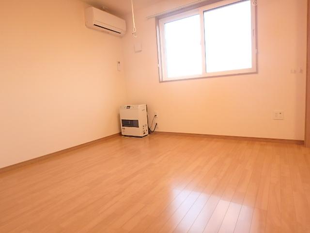 居室・リビング　冷暖房完備のお部屋です。