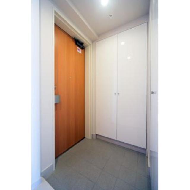玄関　写真は同タイプ住戸です。