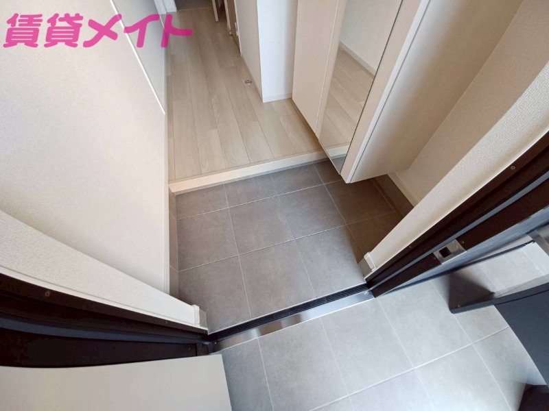 玄関　同タイプ部屋写真です。