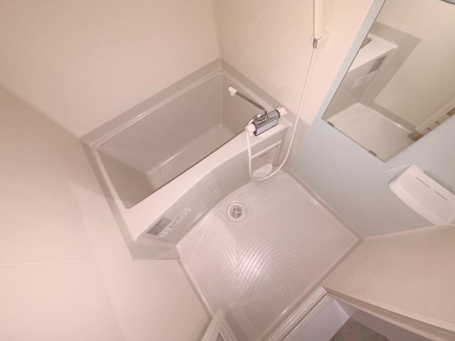 バス・シャワールーム　広めのお風呂は一日の疲れを癒してくれます。
