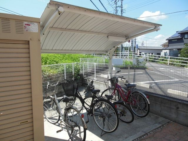 その他共有部分　★雨の日も心強い屋根付駐輪場★