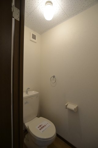 トイレ　別号室の写真です。ご参考までに